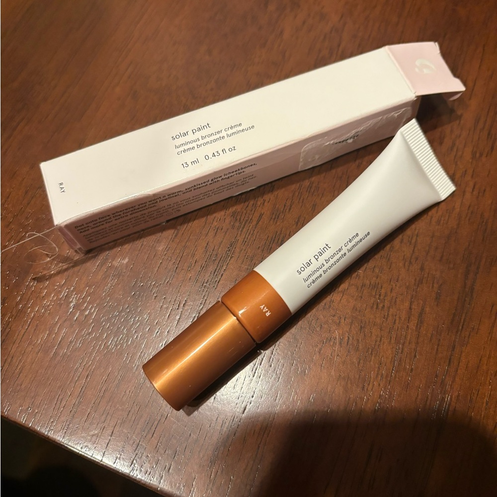 Glossier
Solar Paint Luminious Gel-Cream Bronzer
Color: Ray
